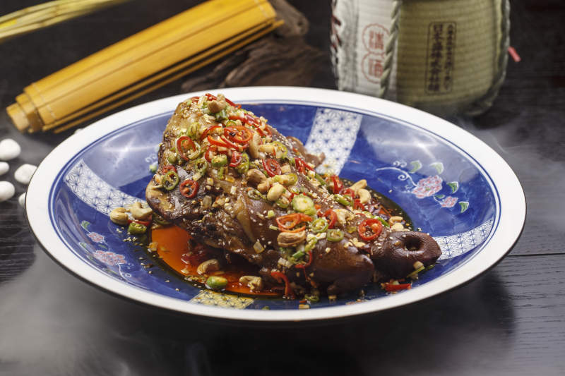 香辣川味红扒肘子图片