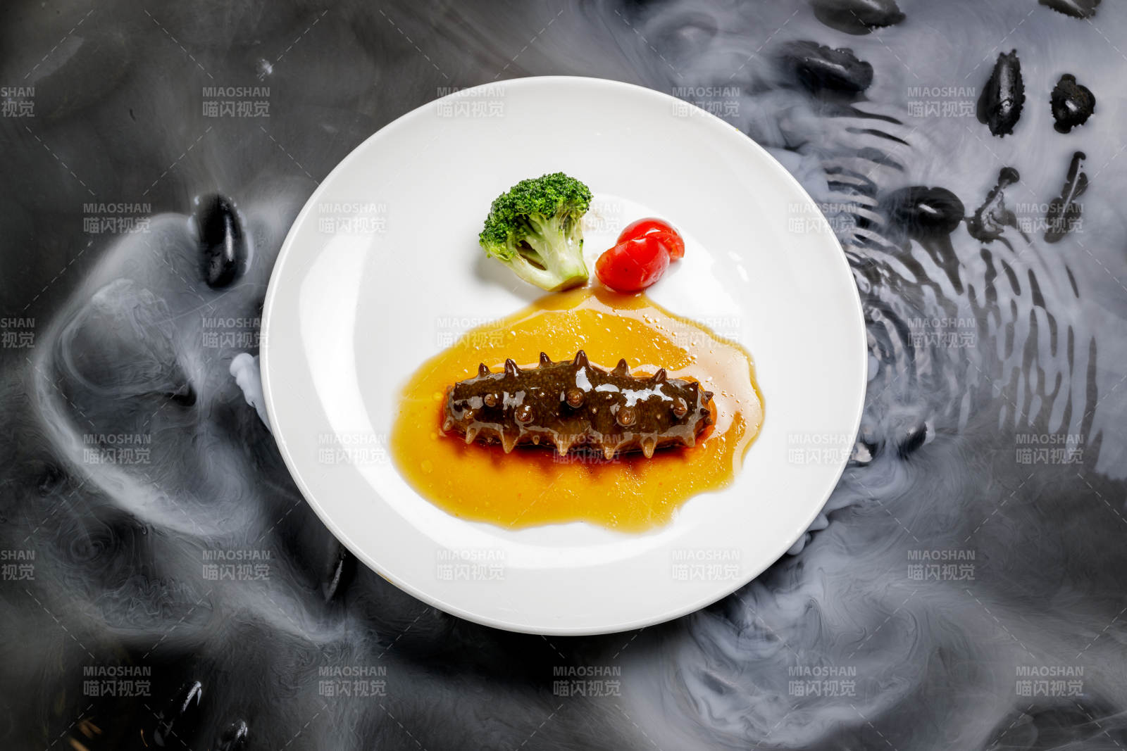 鲍汁扣辽参摆放在干冰缭绕的水中图片