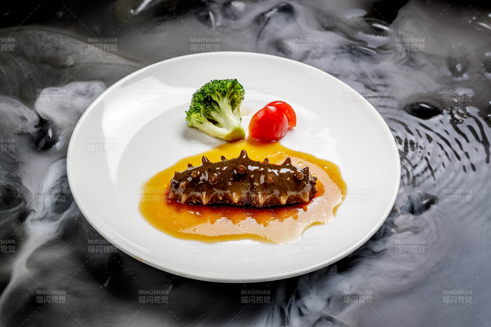 鲍汁扣辽参摆放在干冰缭绕的水中图片