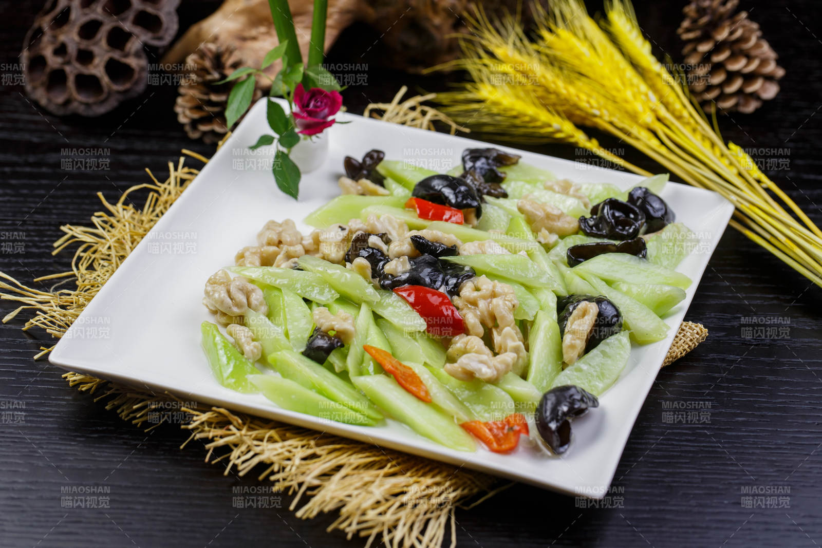 鲜桃仁芦笋炒木耳图片