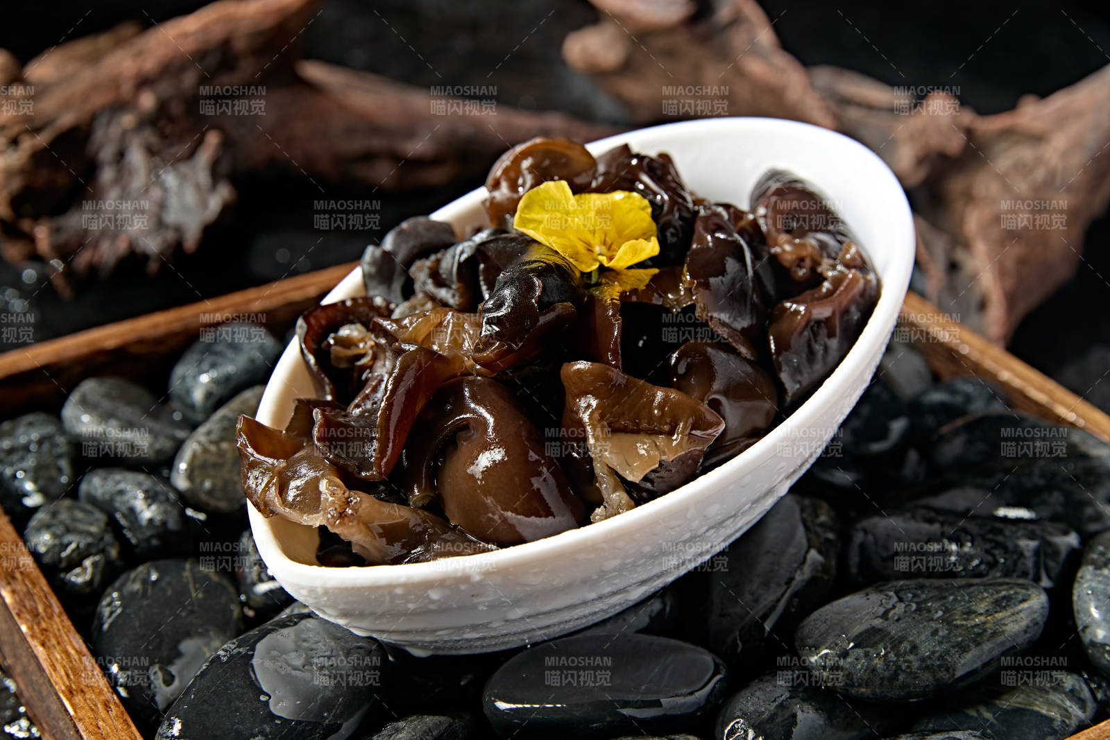 火锅食材一盘新鲜黑木耳图片