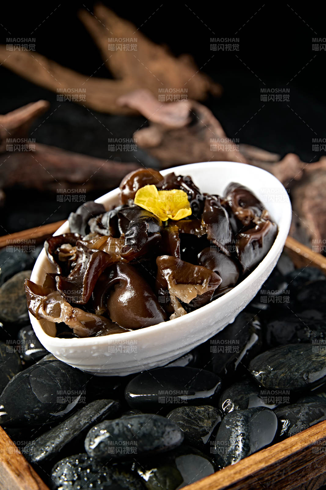 火锅食材一盘新鲜黑木耳图片