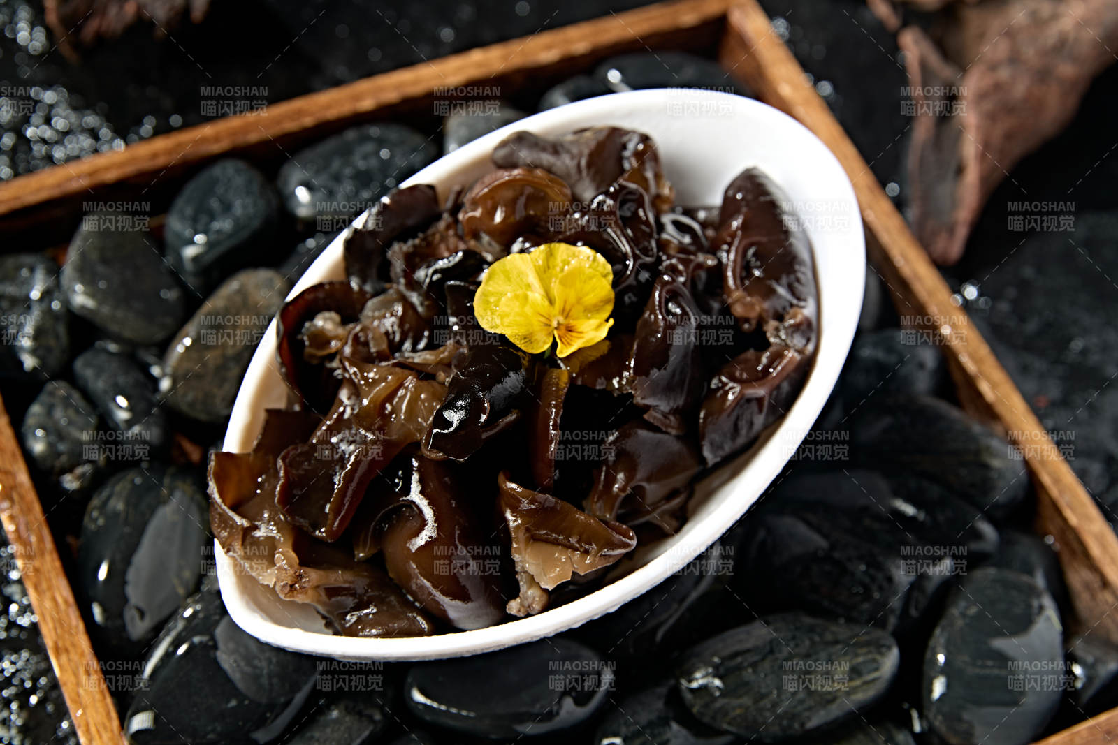 火锅食材一盘新鲜黑木耳图片