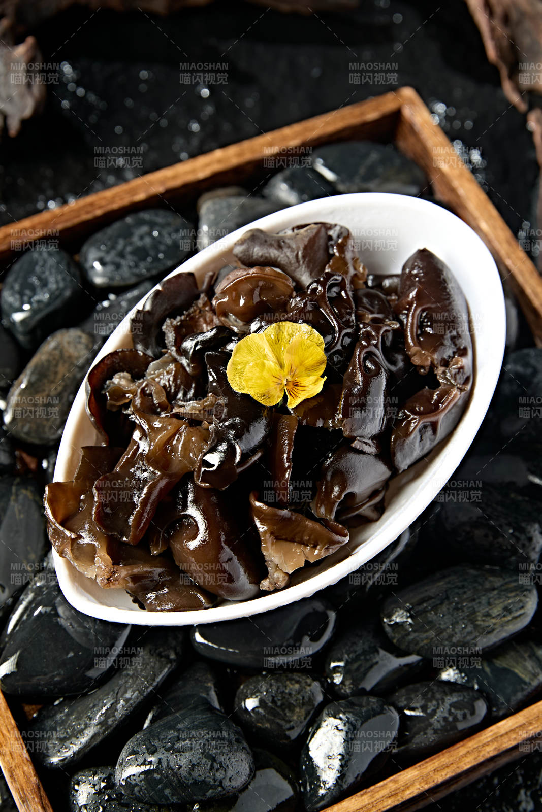 火锅食材一盘新鲜黑木耳图片