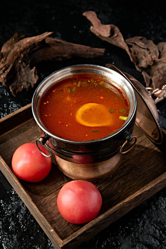 精致小火锅装的番茄汤锅底图片