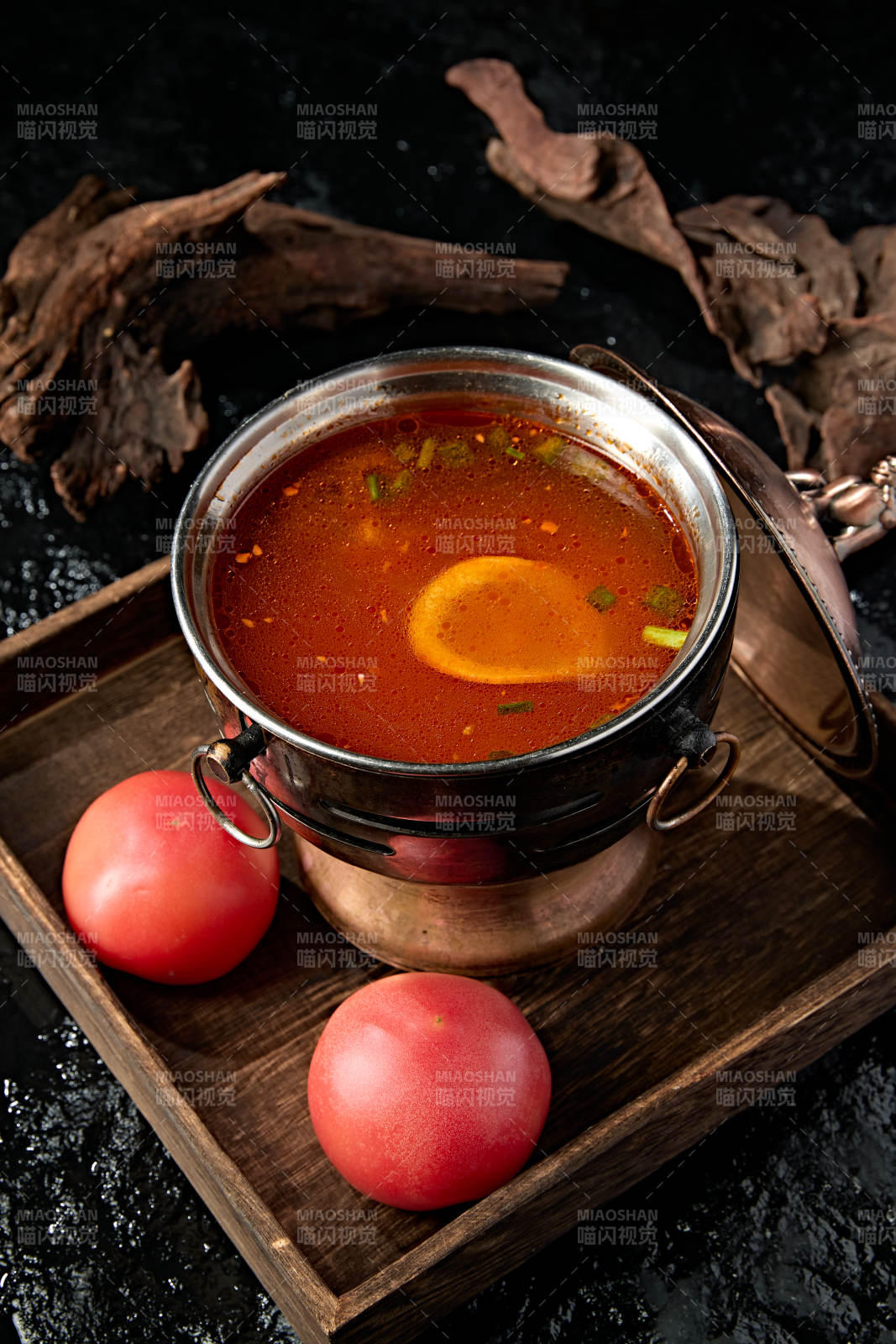 精致小火锅装的番茄汤锅底图片
