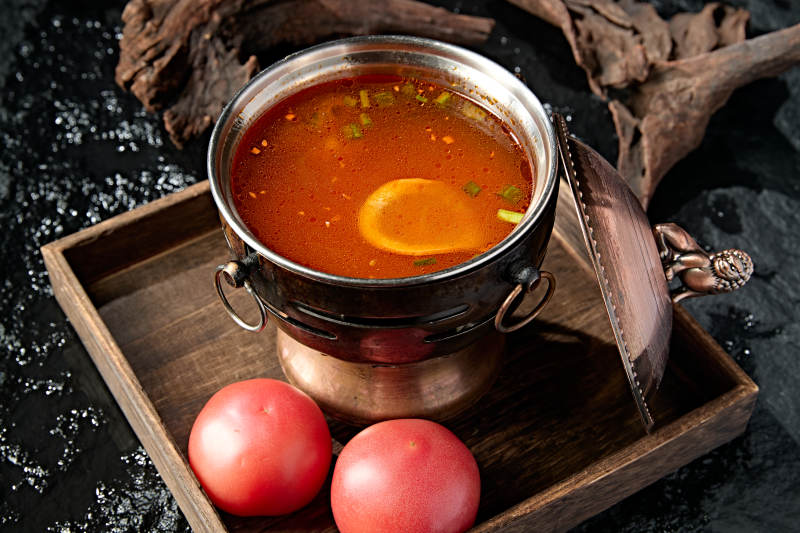 精致小火锅装的番茄汤锅底图片