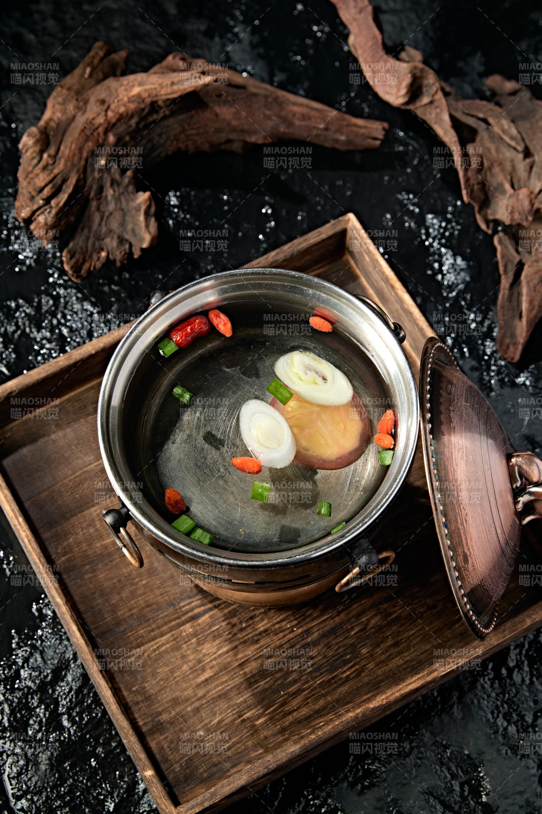 迷你小火锅清汤高汤锅底图片