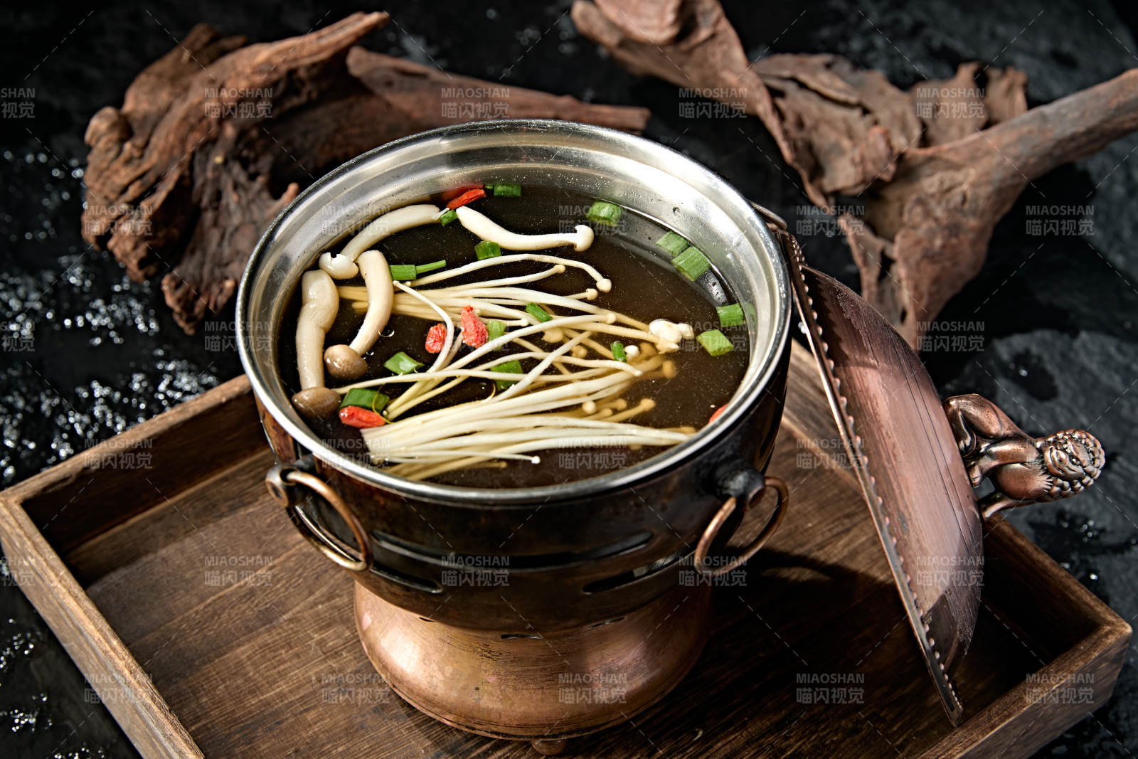 迷你小火锅山珍菌汤锅底图片