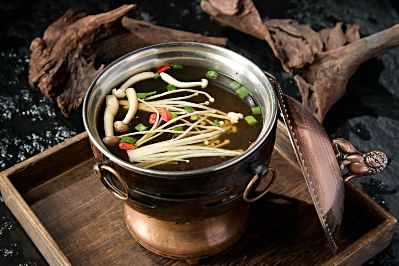 迷你小火锅山珍菌汤锅底图片