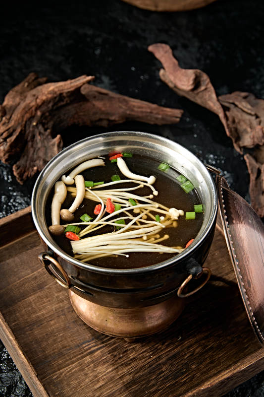 迷你小火锅山珍菌汤锅底图片