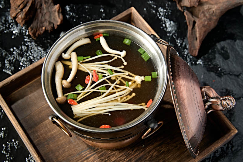 迷你小火锅山珍菌汤锅底图片