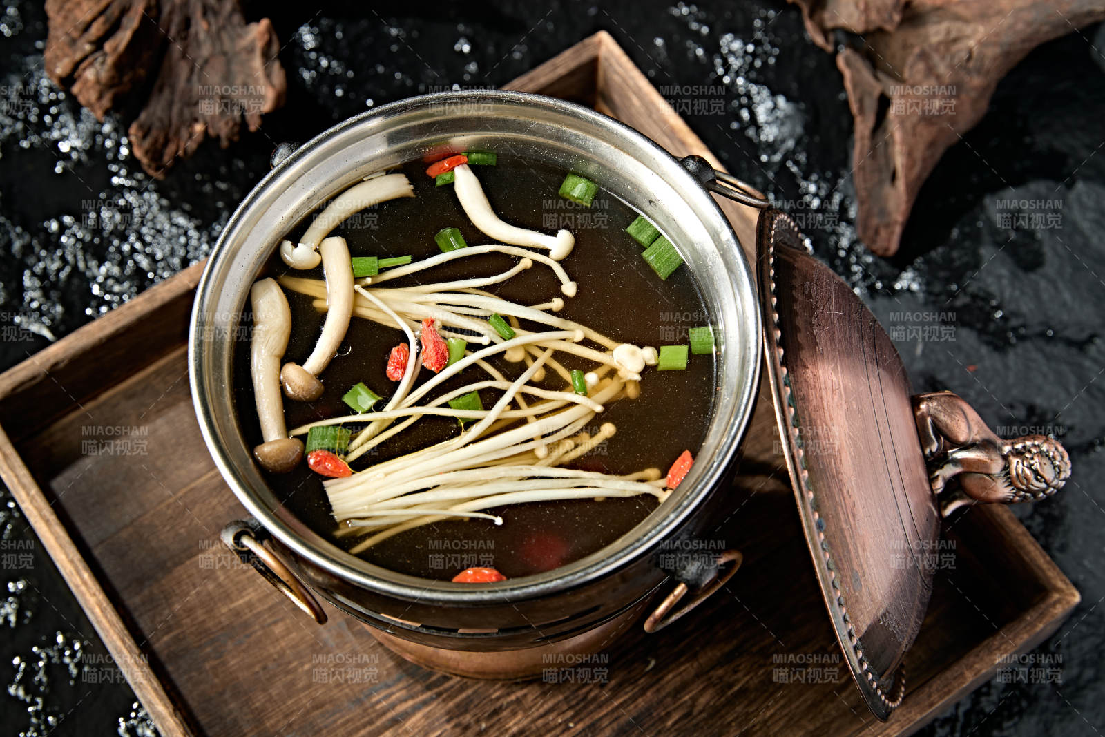 迷你小火锅山珍菌汤锅底图片