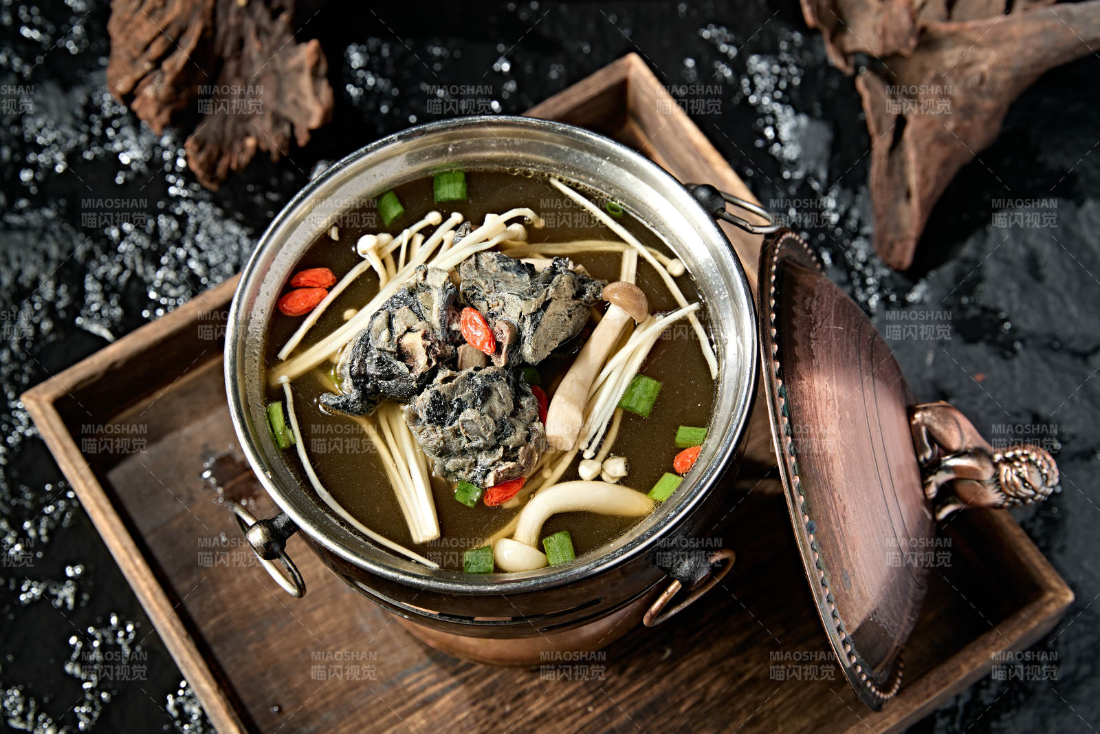 迷你小火锅乌鸡肉山珍菌汤锅底图片