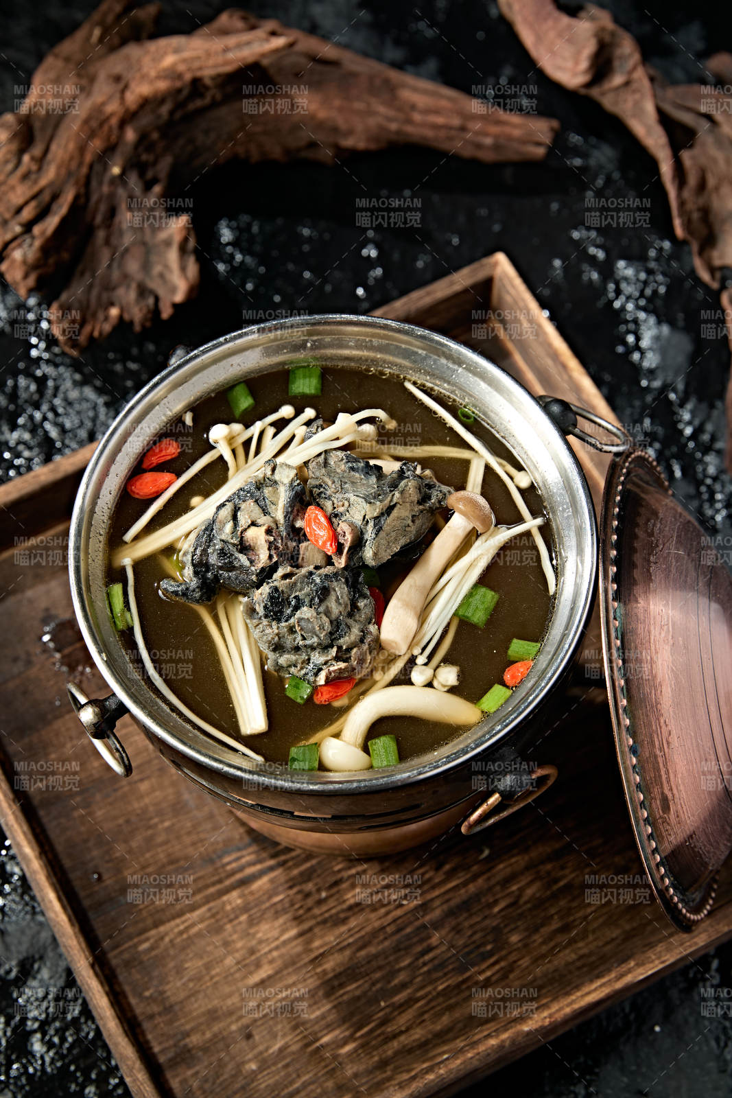 迷你小火锅乌鸡肉山珍菌汤锅底图片
