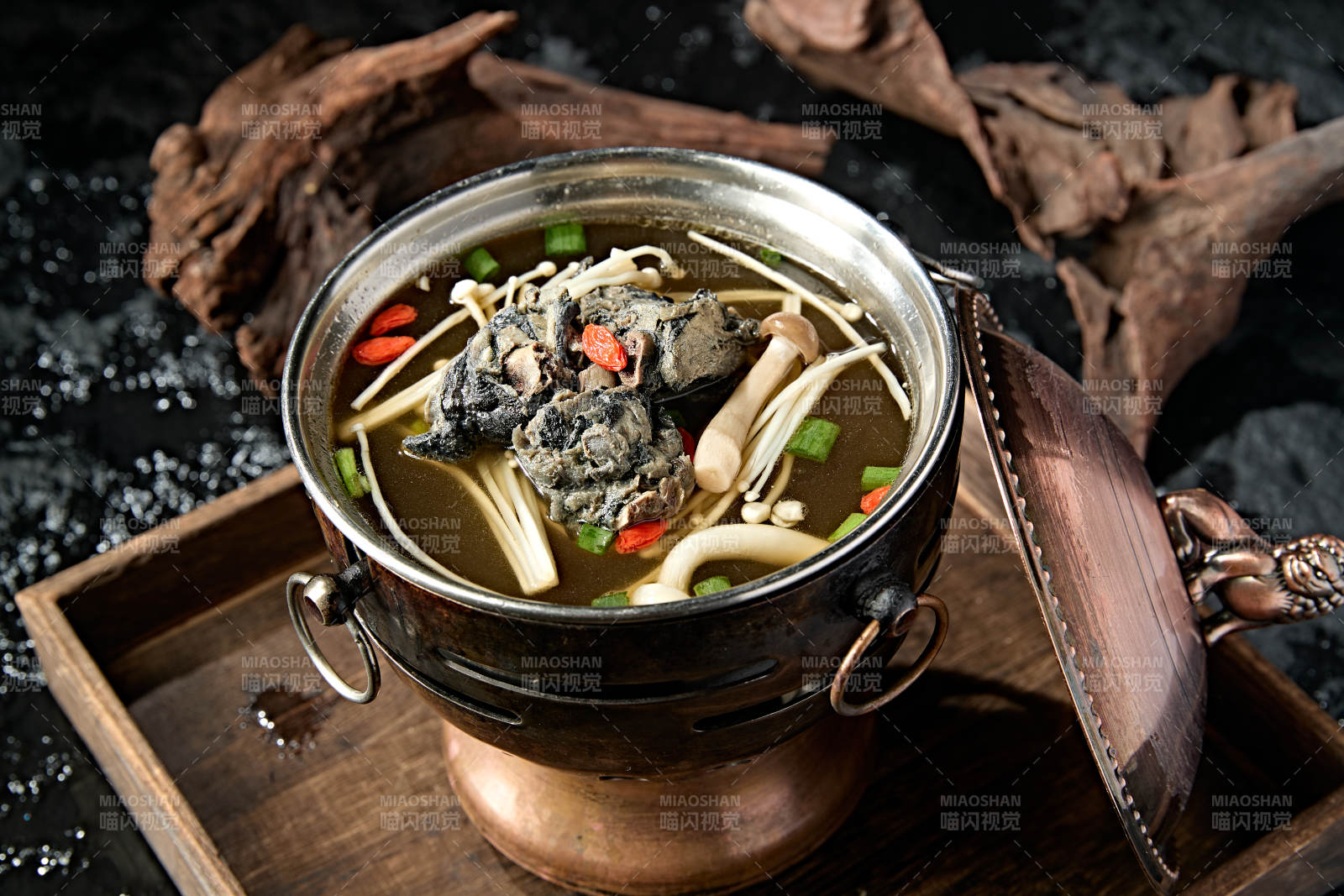 迷你小火锅乌鸡肉山珍菌汤锅底图片