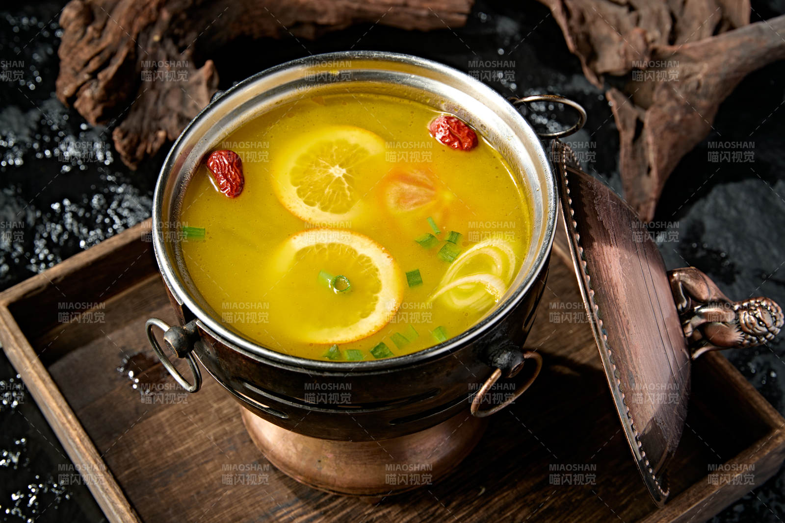 精致小火锅装的橙味鸡汤锅底图片