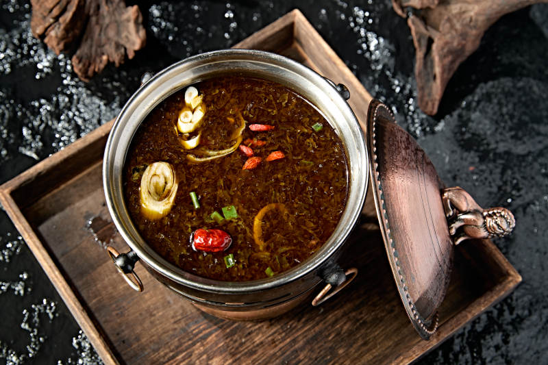 精致小火锅装的雪菜牛油锅底图片