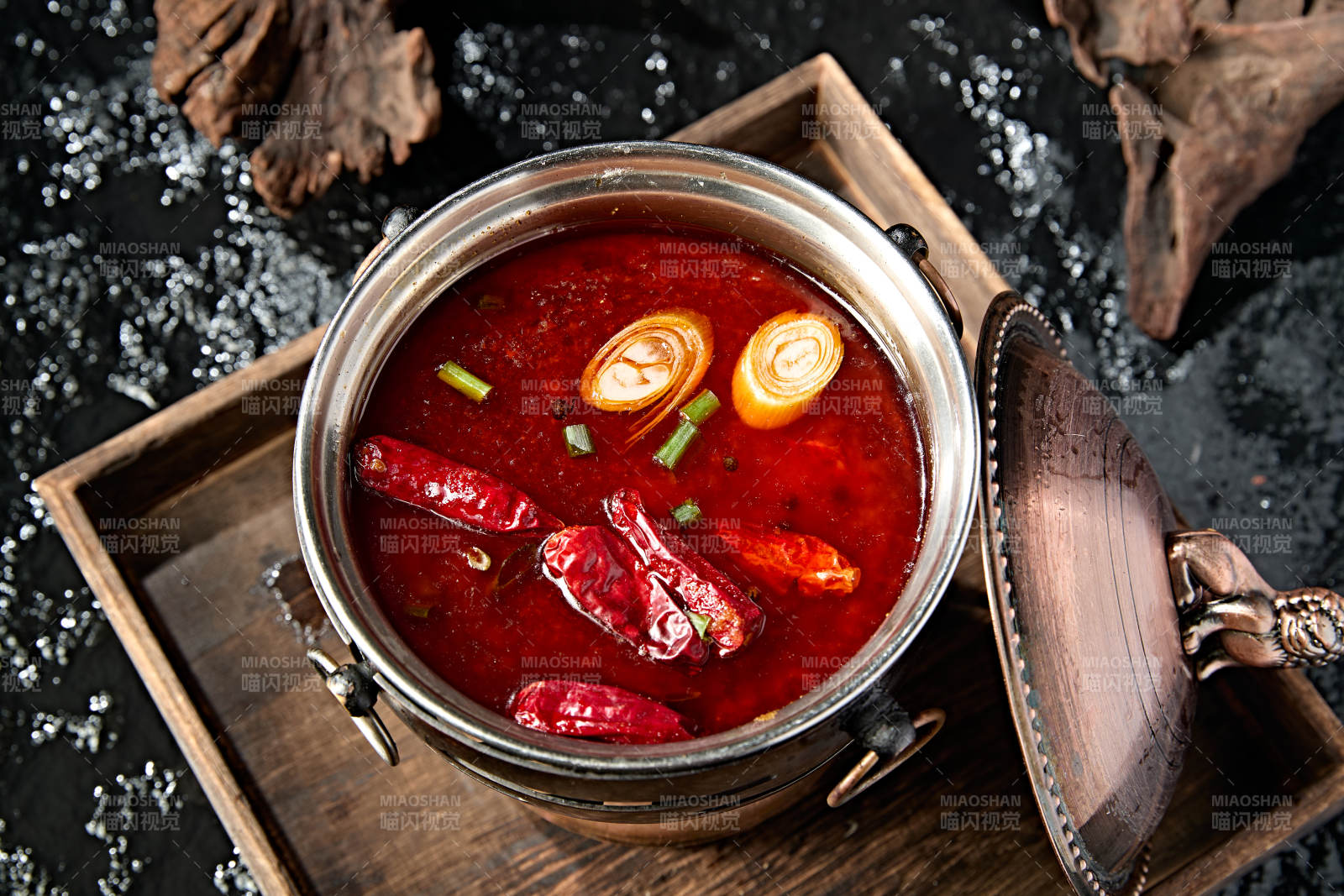小火锅汤底麻辣牛油锅图片