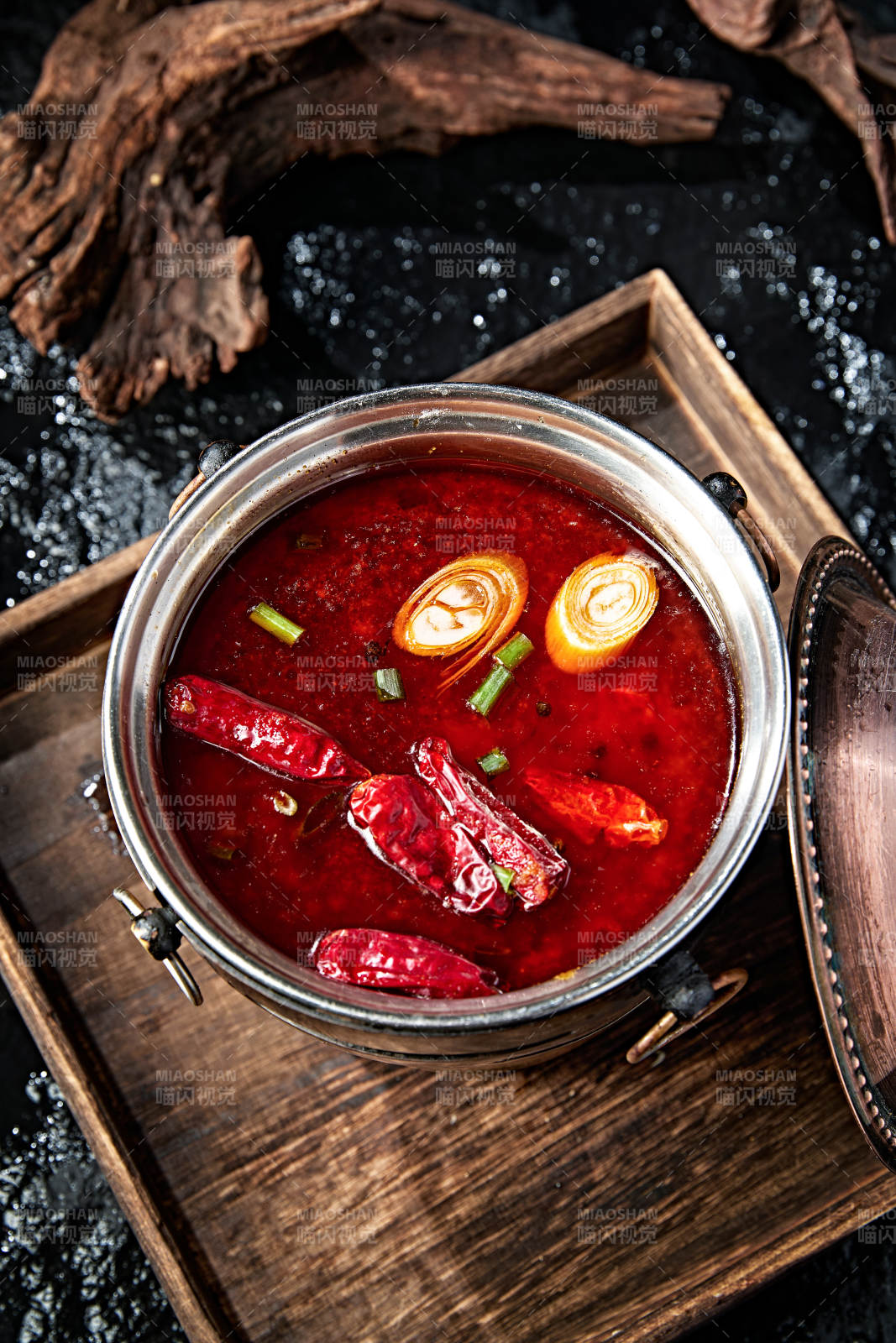 小火锅汤底麻辣牛油锅图片