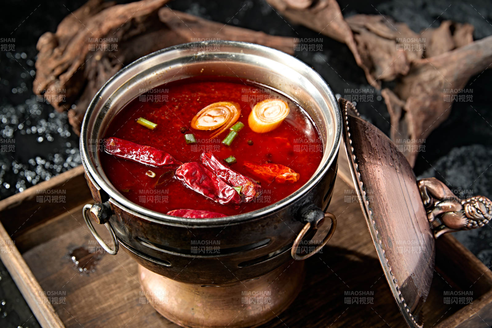 小火锅汤底麻辣牛油锅图片