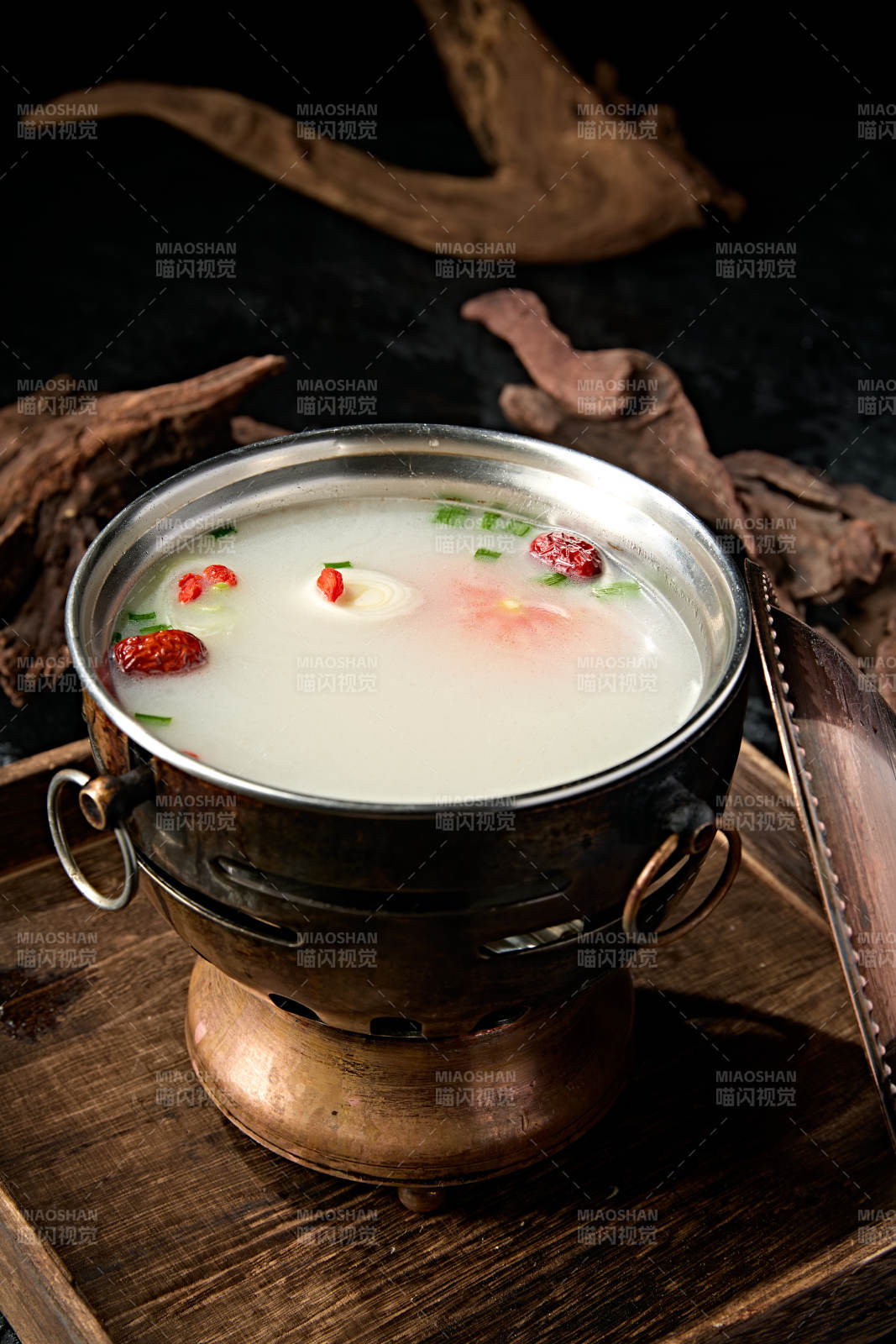 小火锅装的大骨奶汤锅底图片