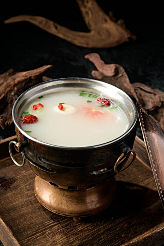 小火锅装的大骨奶汤锅底图片