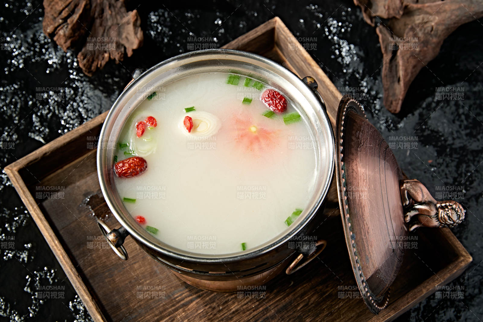 小火锅装的大骨奶汤锅底图片