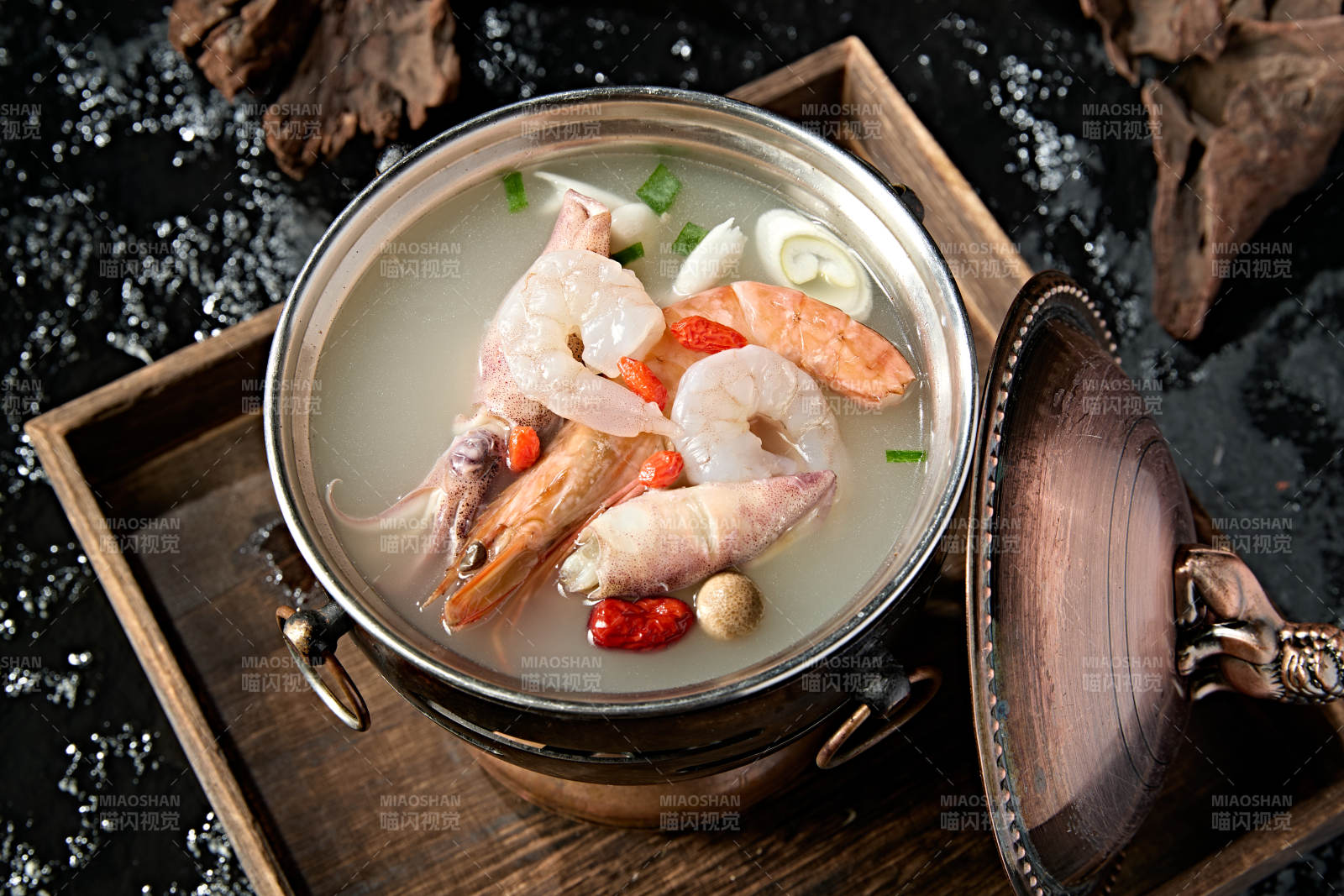 精致小火锅装的海鲜汤锅底图片