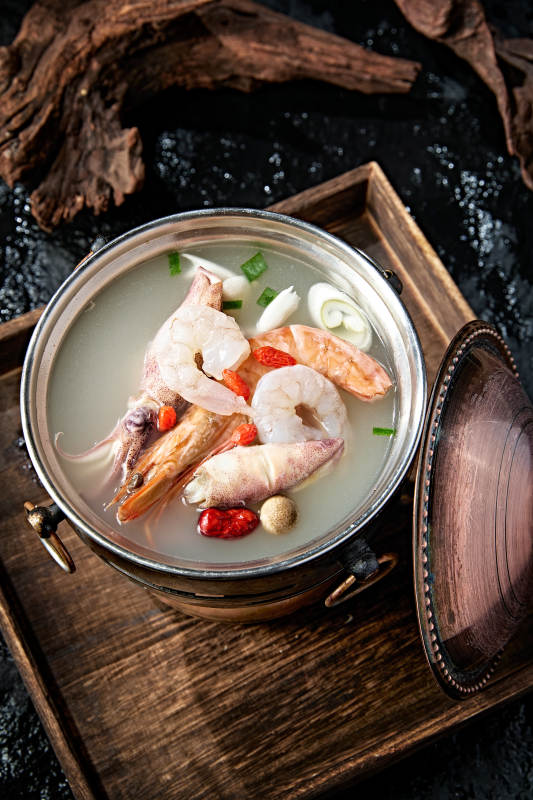 精致小火锅装的海鲜汤锅底图片