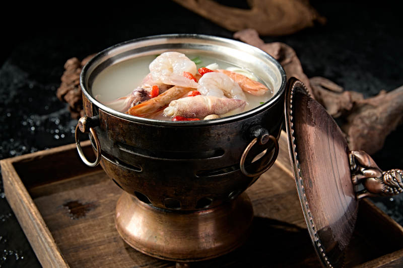 精致小火锅装的海鲜汤锅底图片