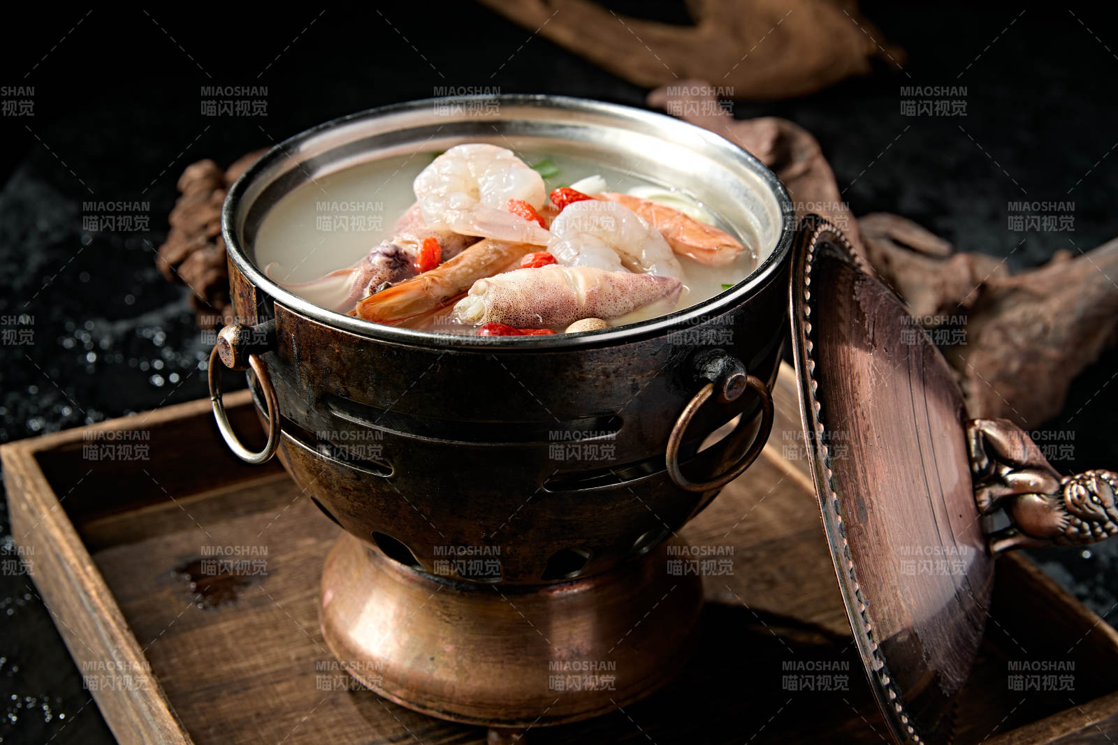 精致小火锅装的海鲜汤锅底图片