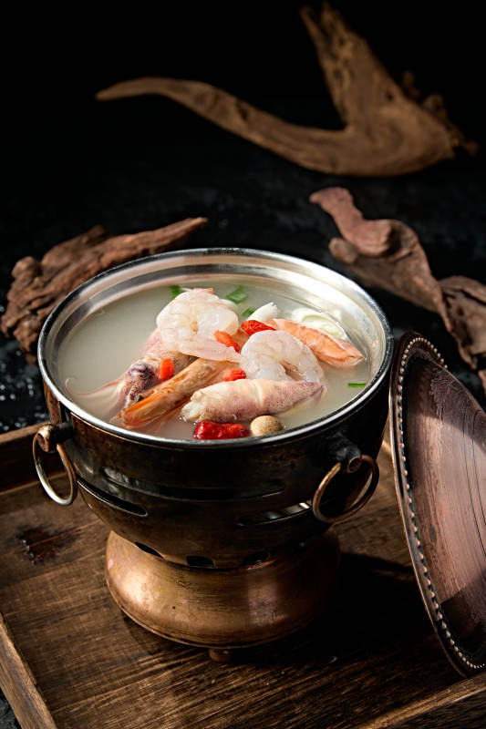 精致小火锅装的海鲜汤锅底图片