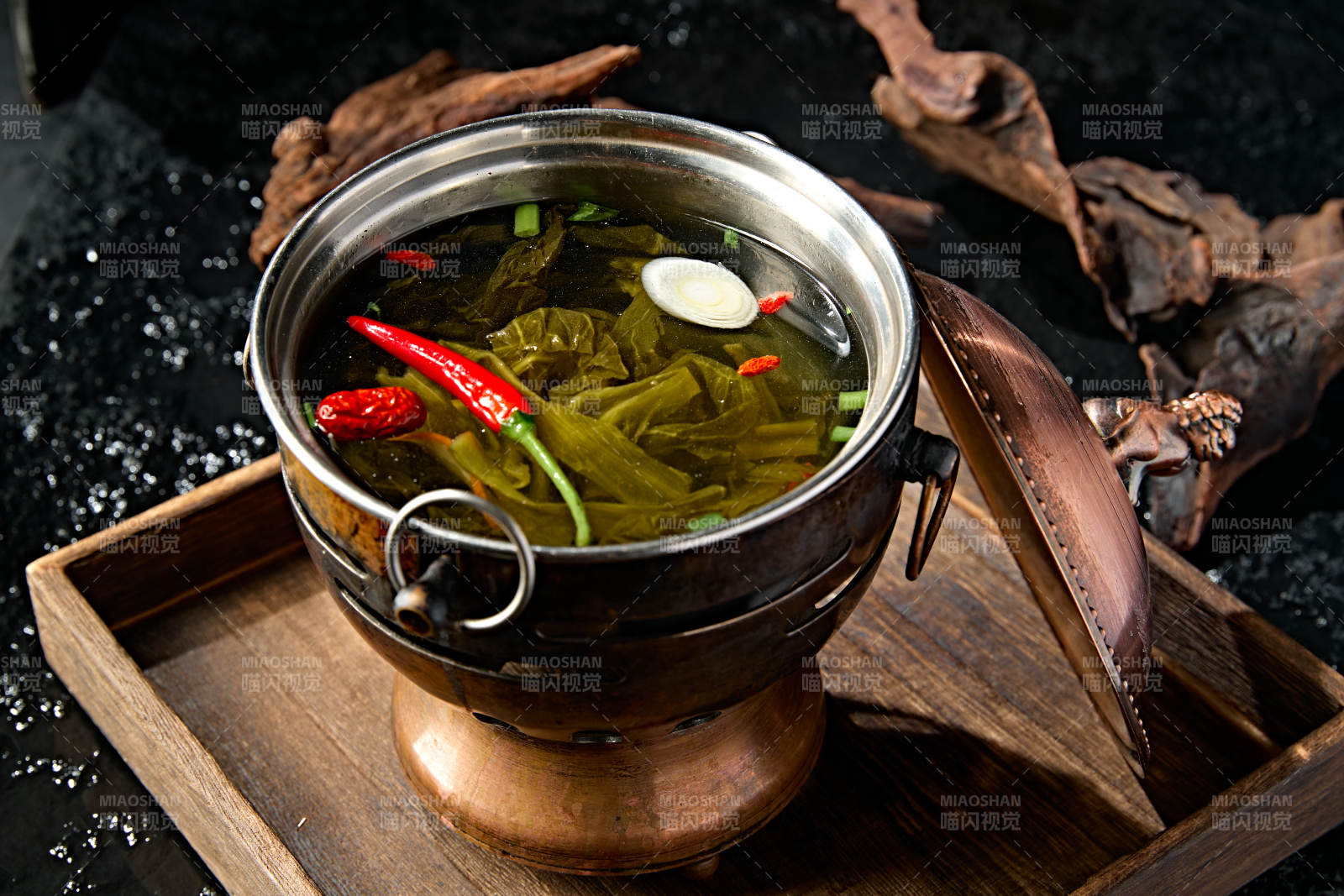 精致小火锅装的酸菜汤锅底图片