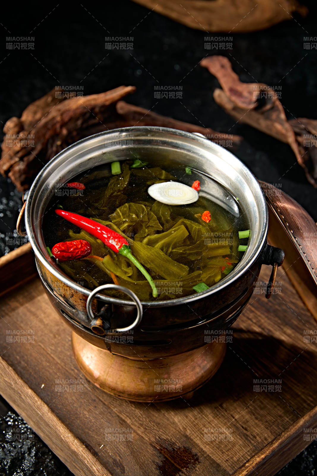 精致小火锅装的酸菜汤锅底图片