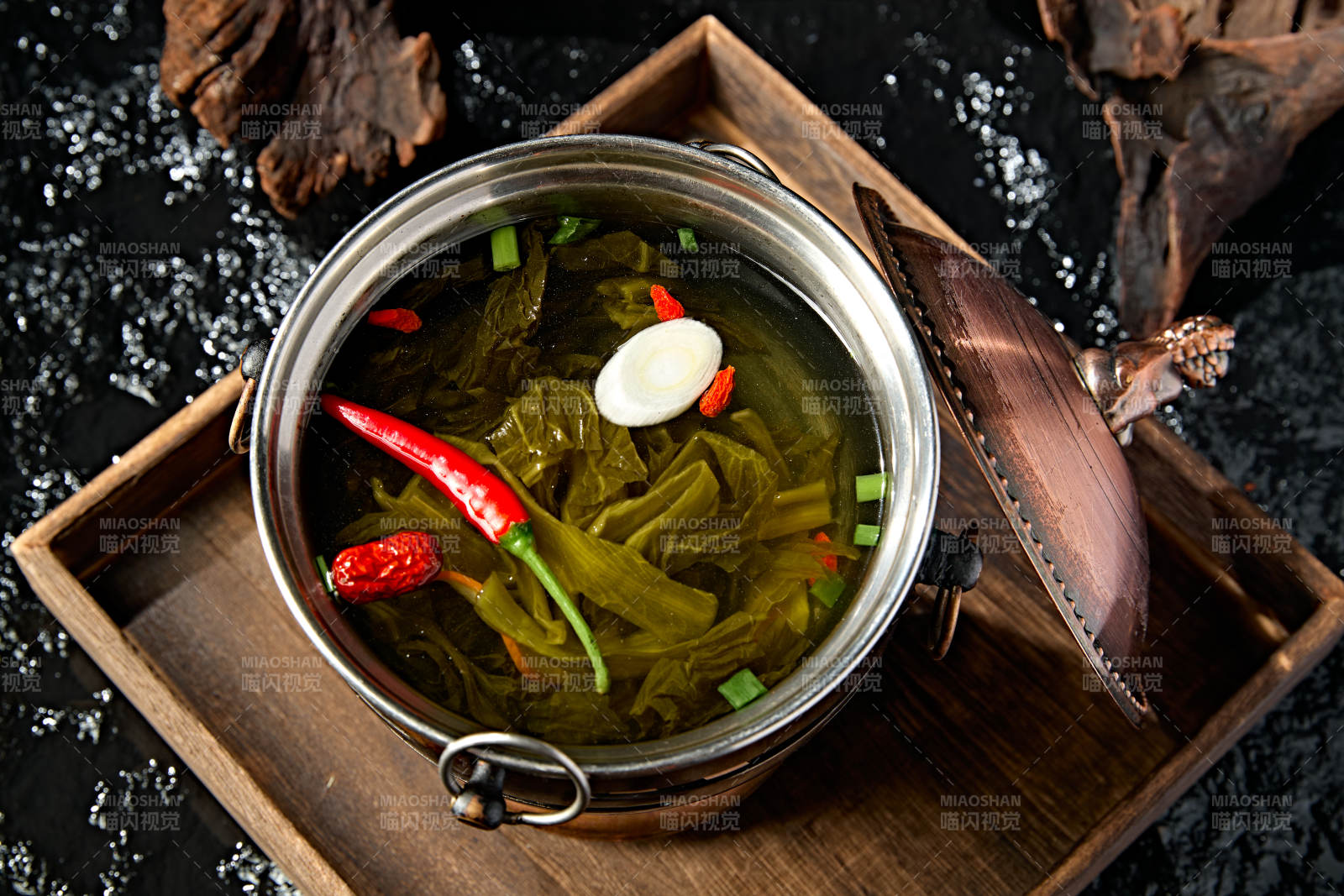 精致小火锅装的酸菜汤锅底图片