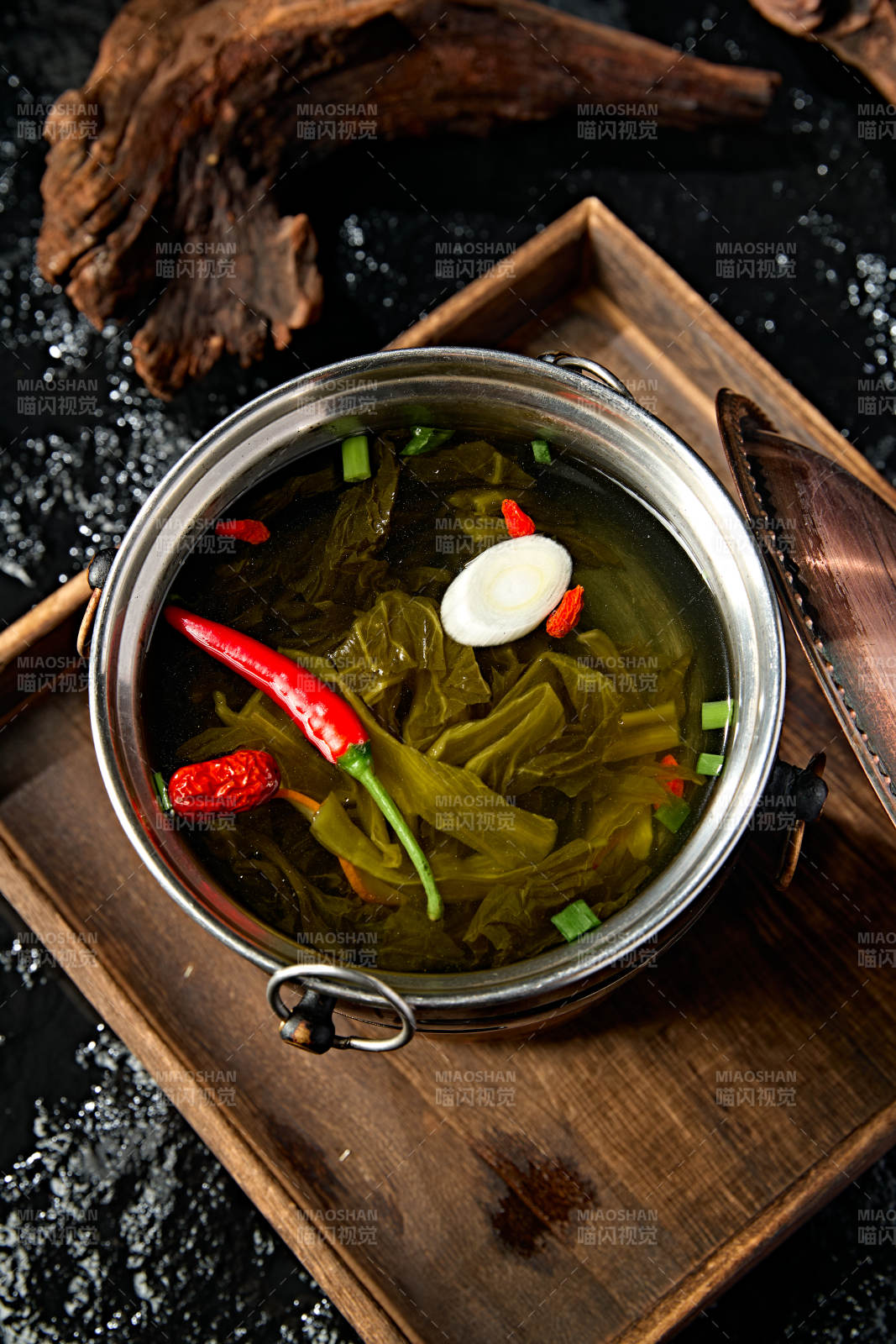 精致小火锅装的酸菜汤锅底图片