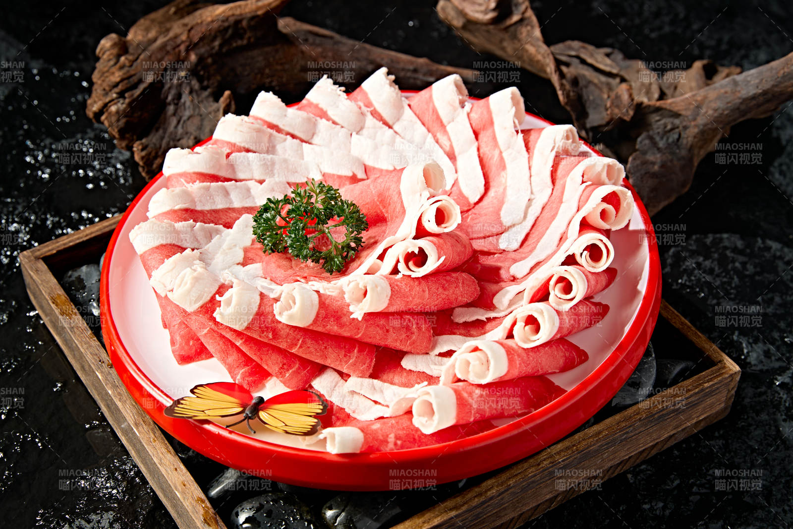 创意摆盘的顶级肥牛切片图片