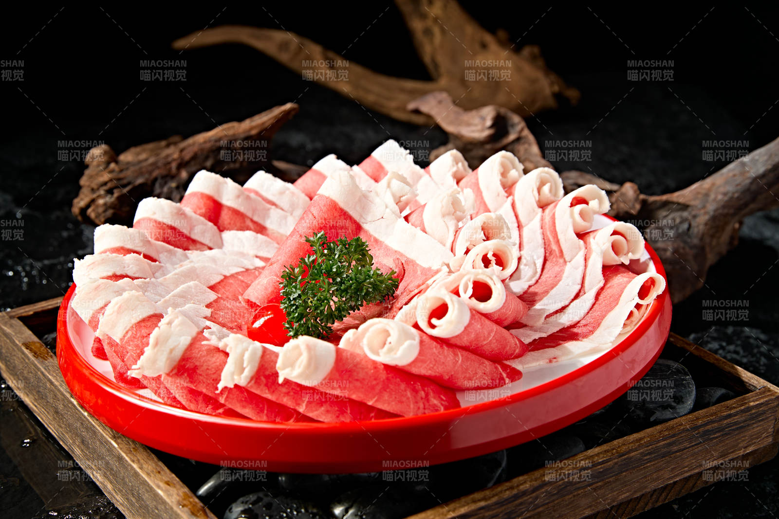 创意摆盘的顶级肥牛切片图片