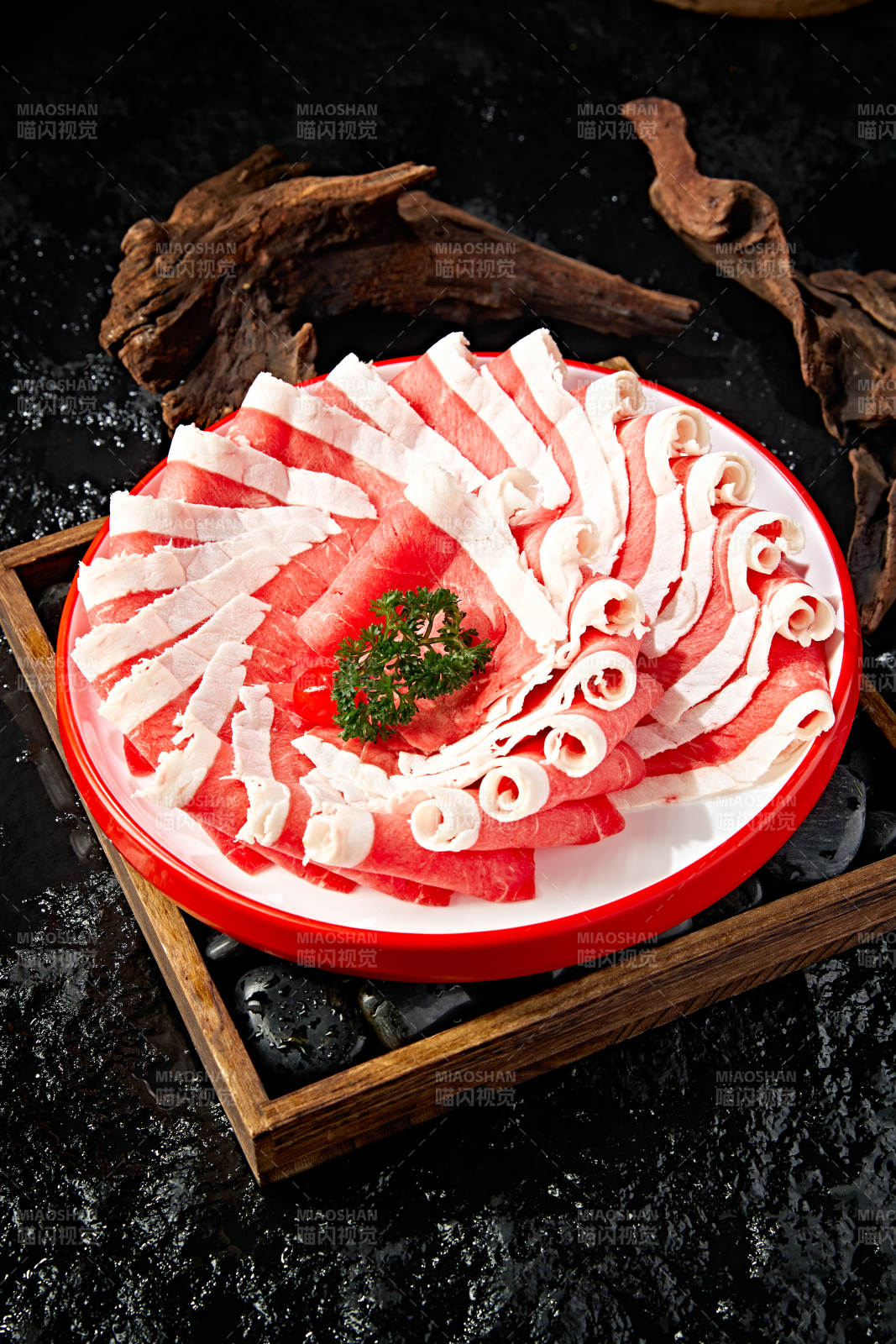 创意摆盘的顶级肥牛切片图片