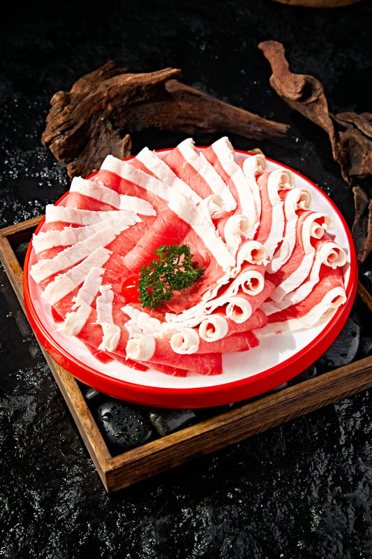 创意摆盘的顶级肥牛切片图片