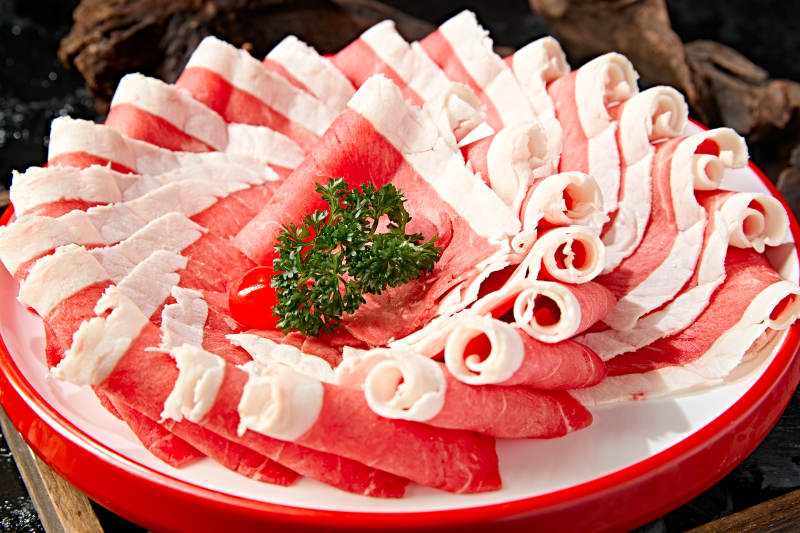 创意摆盘的顶级肥牛切片图片