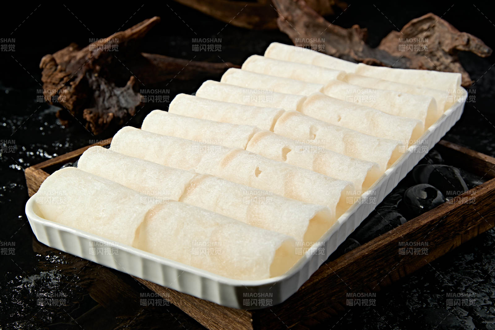 高档火锅料理食材银鳕鱼卷图片