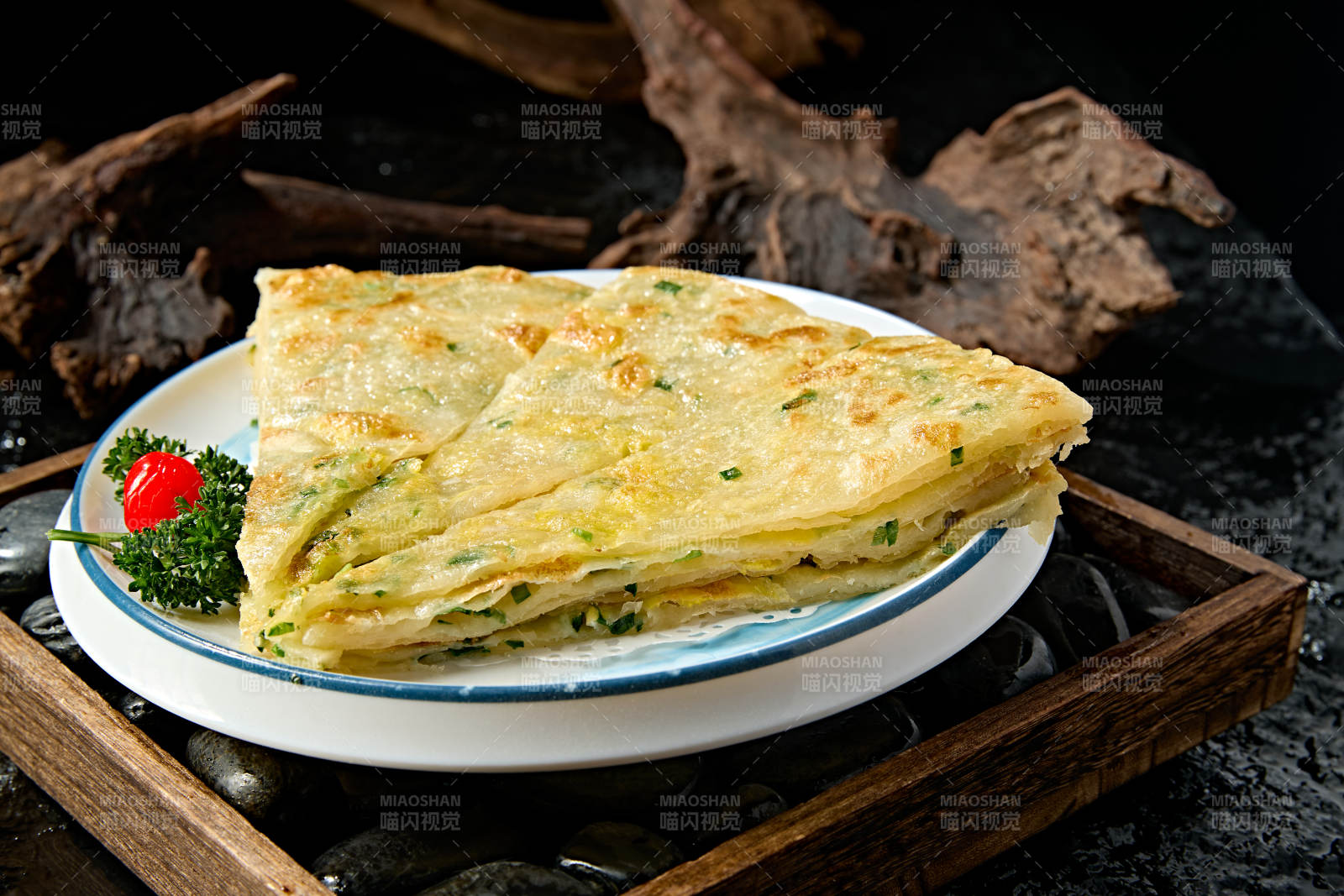 美味的手工葱花鸡蛋烙大饼图片