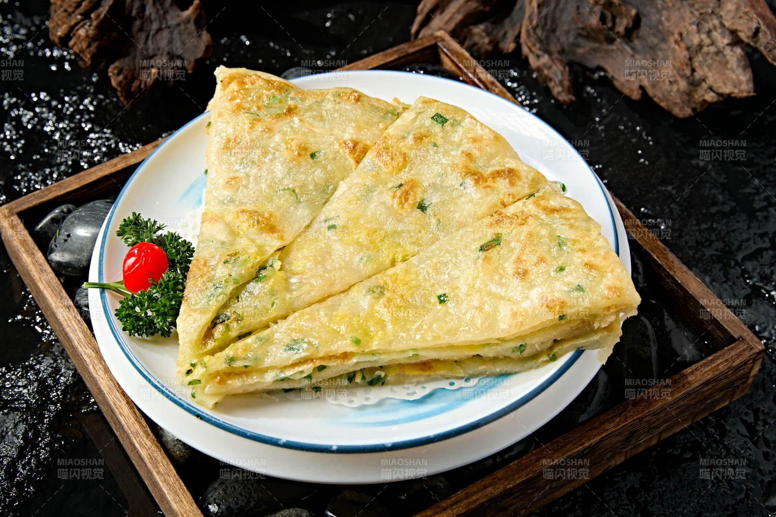 美味的手工葱花鸡蛋烙大饼图片