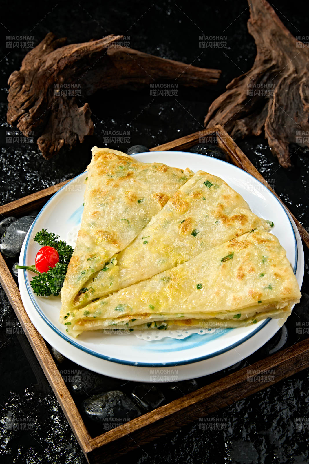 美味的手工葱花鸡蛋烙大饼图片