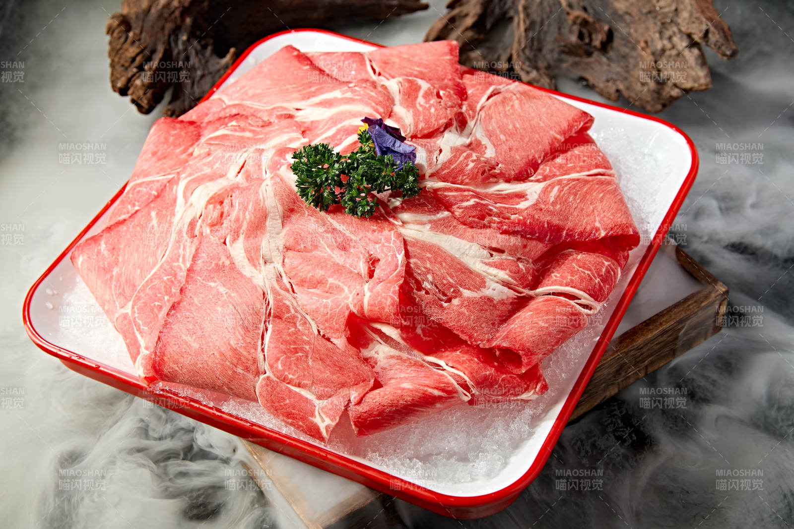 火锅涮品和牛肉卷切片图片