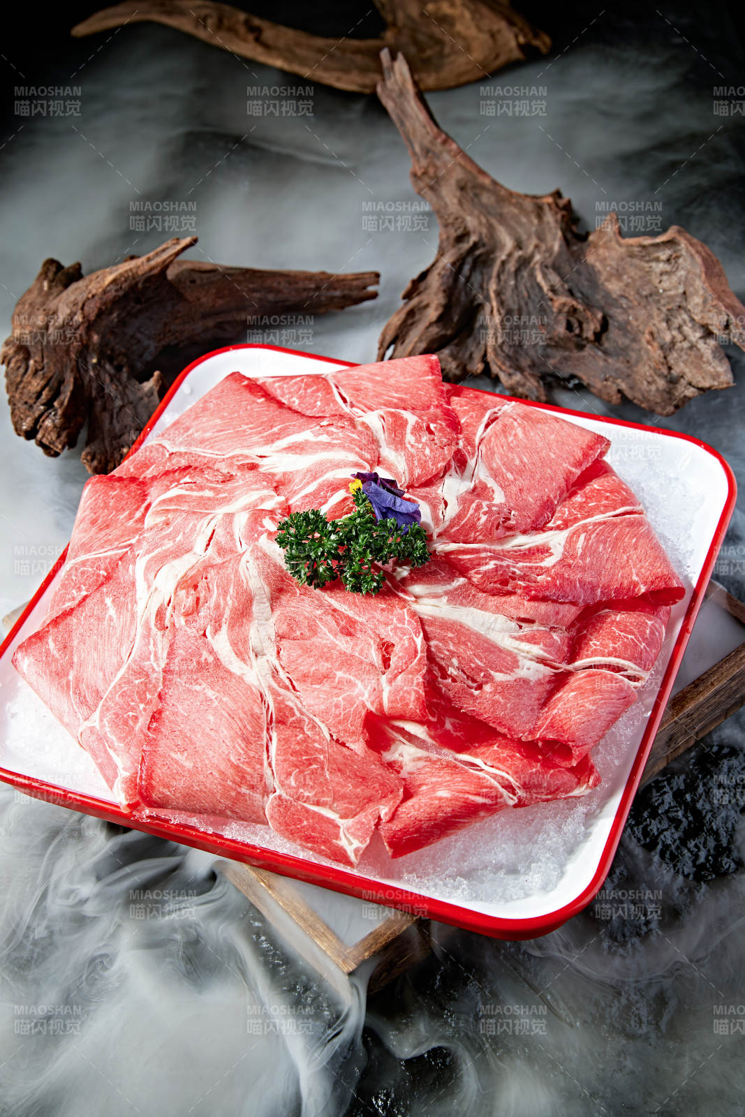 火锅涮品和牛肉卷切片图片