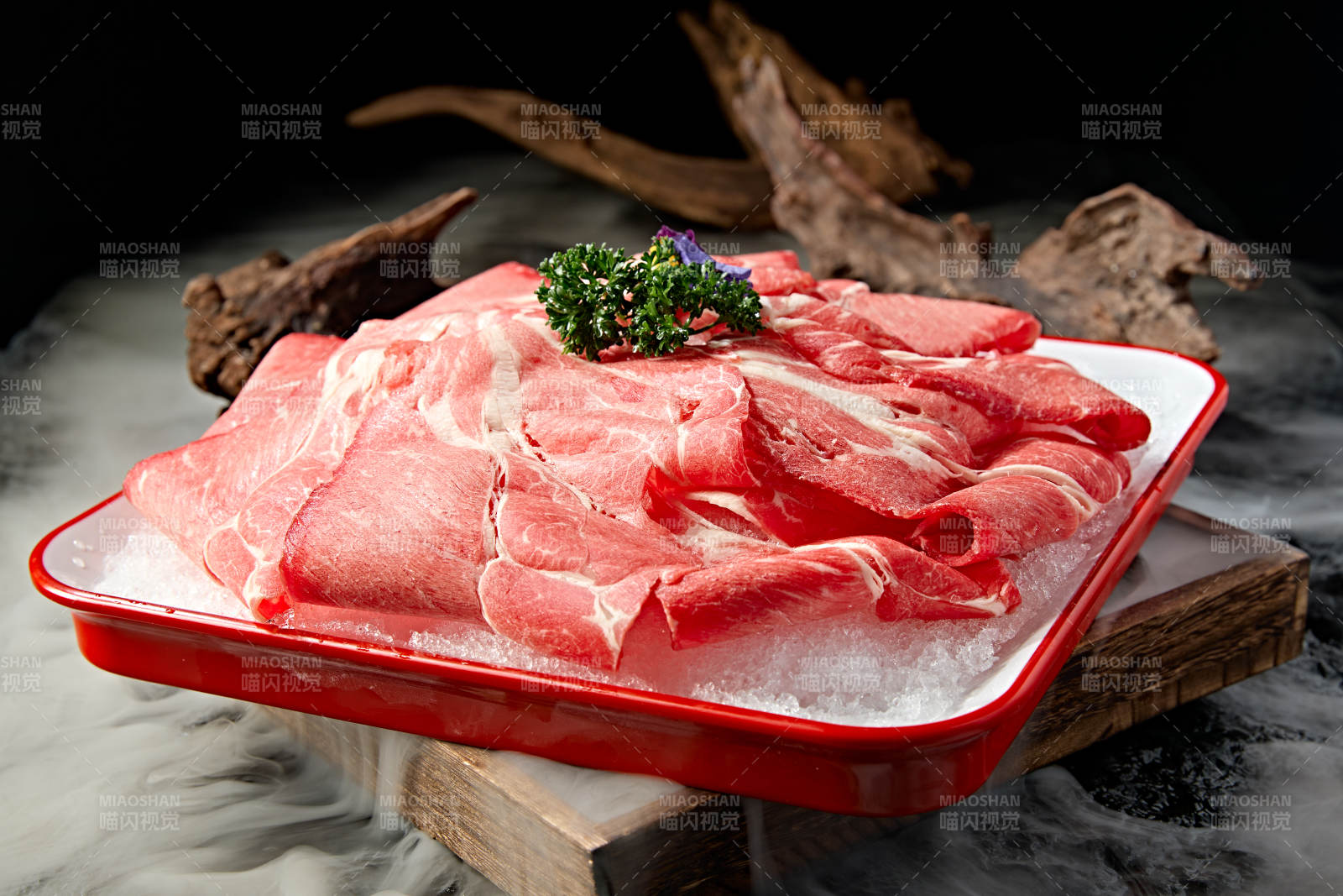 火锅涮品和牛肉卷切片图片