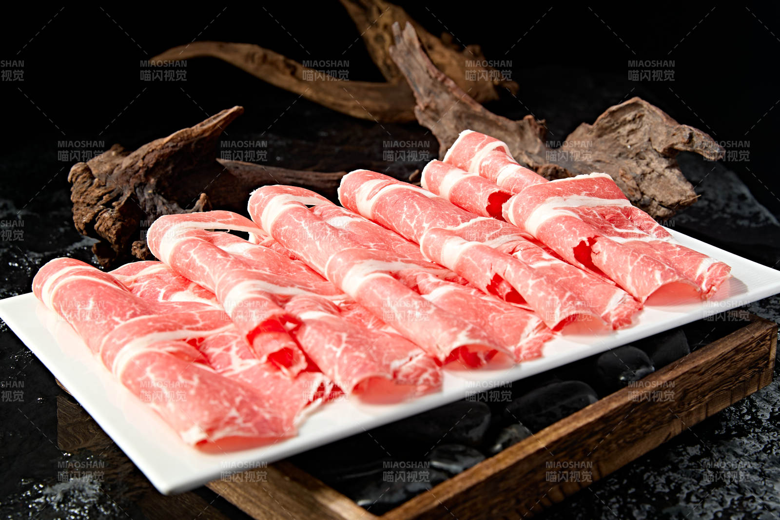 火锅涮品和牛肉卷切片图片